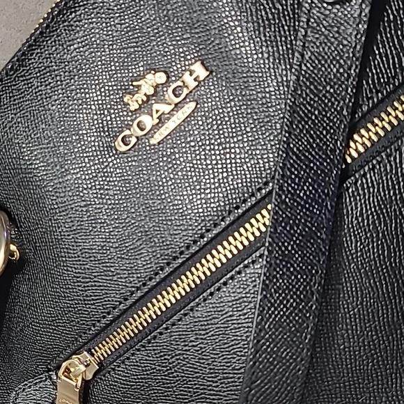 Coach Gallery Tote in Black Crossgrain‎ Leather with Goldtone Hardware - Picture 14 of 16